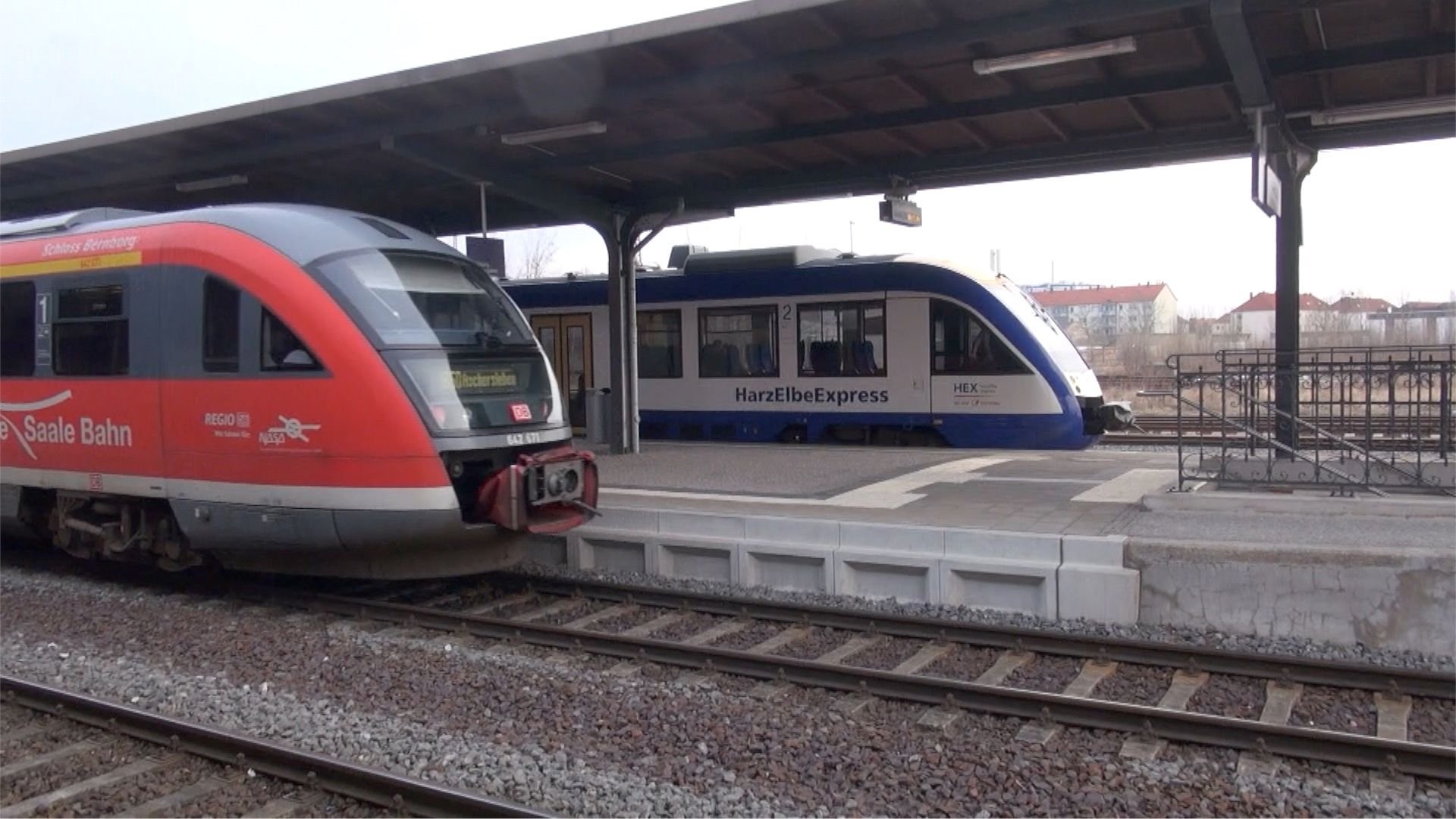Züge vom Harz-Elbe-Express und von der Elbe-Saale-Bahn stehen auf dem Bahnhof Bernburg.