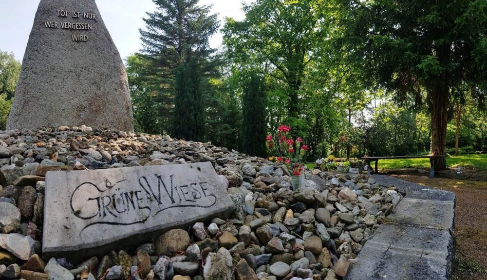 Tote, für deren Bestattung die Stadt Quedlinburg zuständig ist, weil sie keine Angehörigen mehr haben, werden in der Regel auf dem Zentralfriedhof beigesetzt. Die anonyme Bestattung auf der grünen Wiese ist die günstigste Bestattungsart.