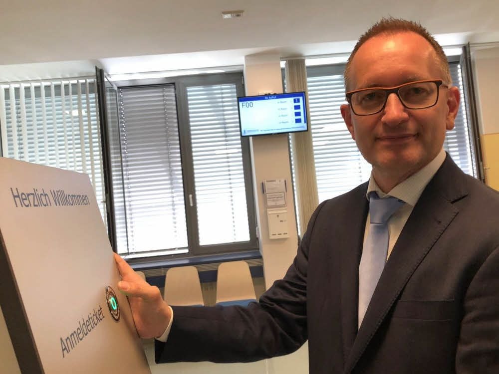 Per Knopfdruck kommt das Räderwerk der Notfallaufnahme in Gang. Gesundheitszentrum-Geschäftsführer Norman Schaaf zieht das Ticket.