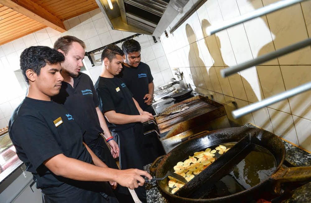 Insgesamt neun Indonesier absolvieren zurzeit eine Ausbildung auf dem Paschlewwer Freizeit- und Ferienhof. Vier von ihnen wollen Koch werden.