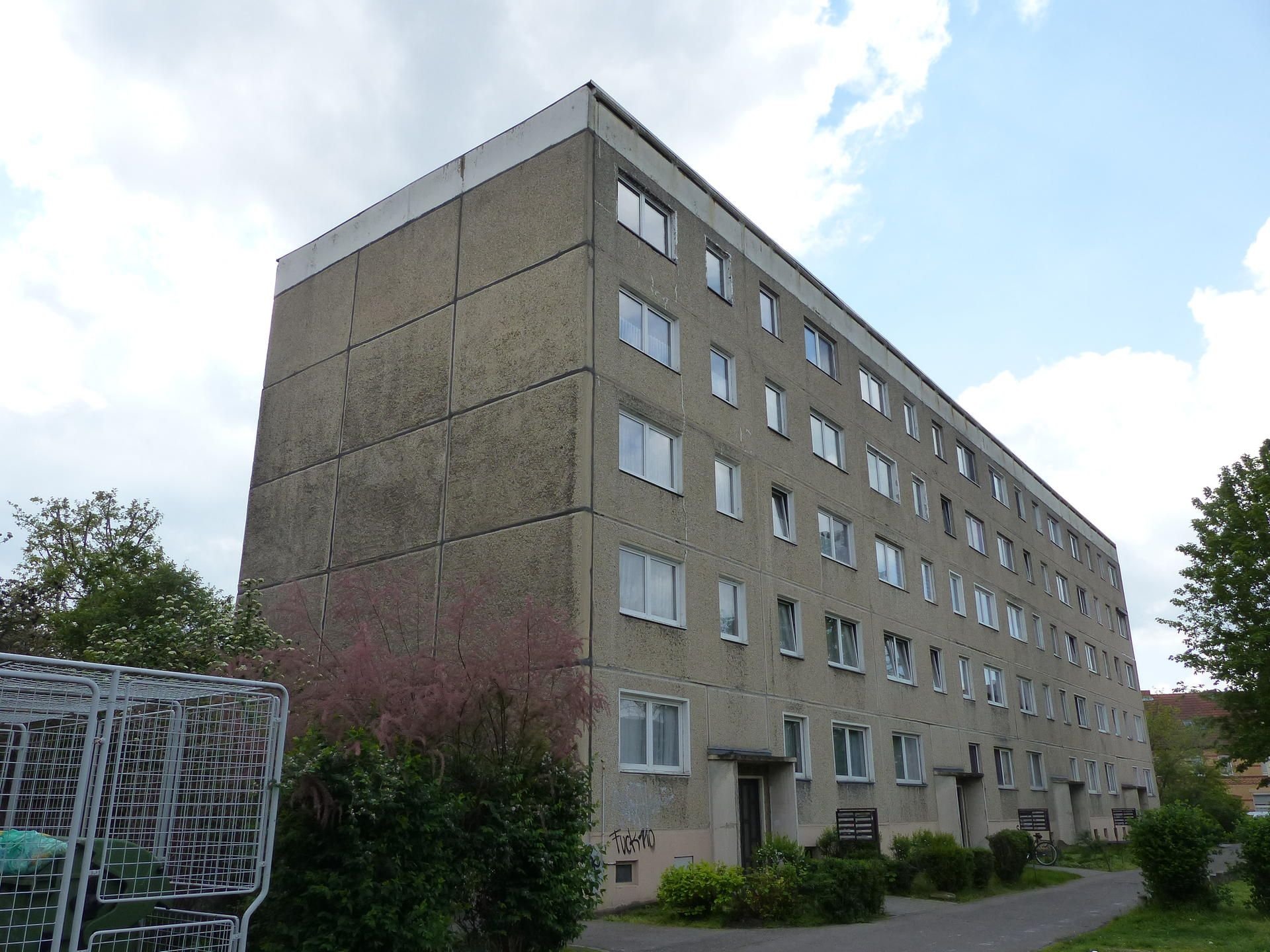 Wieder Ort des Geschehens: Der Wohnblock in der Dürener Straße