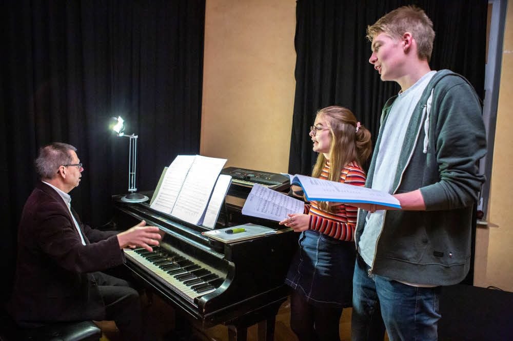 Julia Rothe und Georg Leutritz spielen seit zehn Jahren in der KulturVilla in Zeitz Theater. Sie proben gemeinsam mit Thomas Volk am Klavier.
