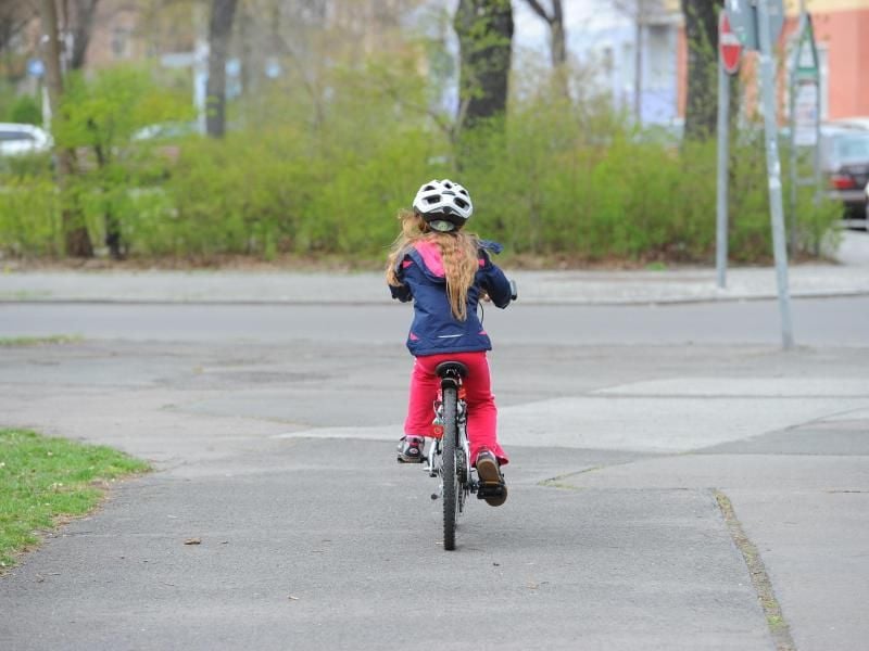 Erwachsene dürfen auch auf dem Gehweg fahren - aber nur, wenn sie dabei ihre radelnden Kinder begleiten. Diese Regel gilt bis zur Vollendung des achten Lebensjahres. Foto: Jens Kalaene/Symbolbild