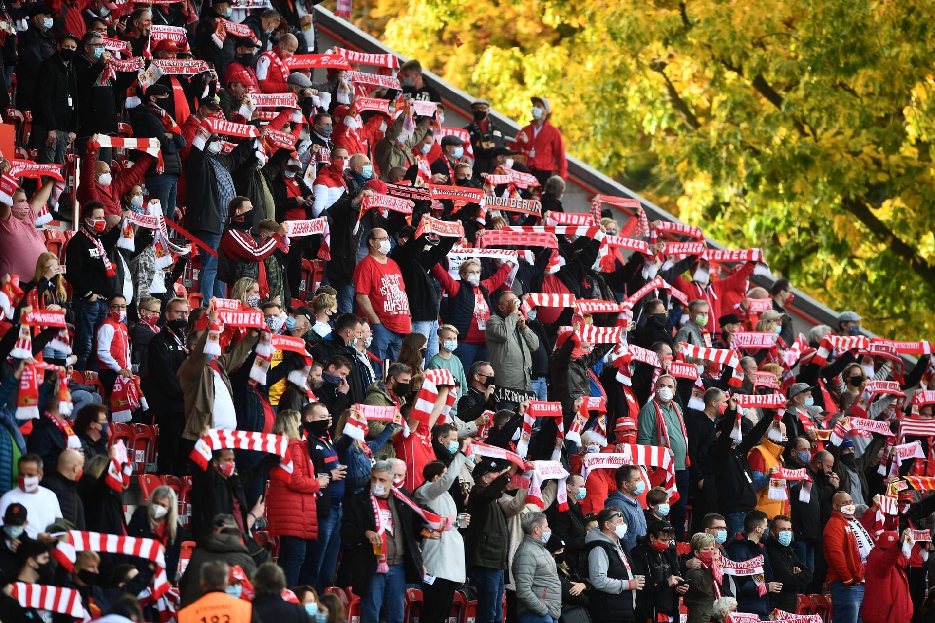 Volle Tribünen beim Fußball, wie hier bei Union Berlin, sind angesichts steigender Coronazahlen nur noch schwer zu vermitteln.
