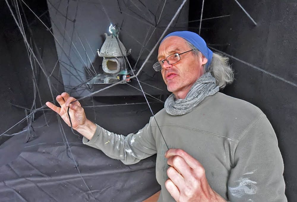 Bühnenbildner Martin Thoms gestaltet ein Schaufenster in der Breiten Straße in Aschersleben. Inzwischen ist es wieder verhüllt.
