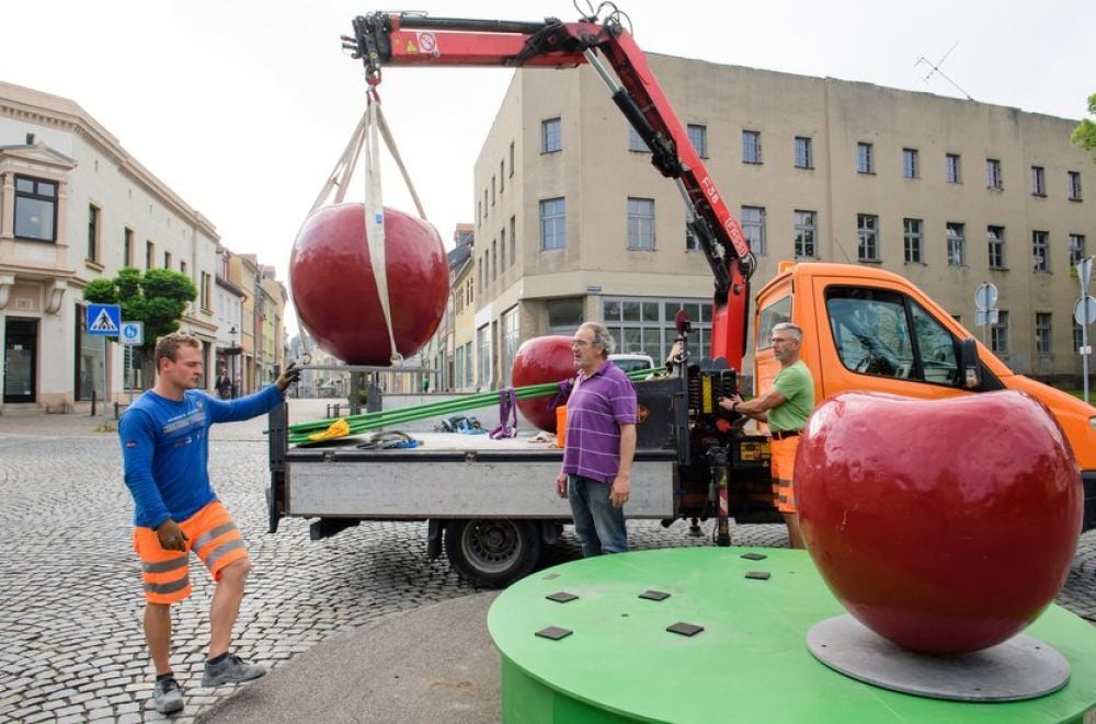 Stehen trotz Fest-Absage nun wieder am Kramerplatz und rund um den Markt: die vom Künstler Stefan Hutter geschaffenen Riesen- sowie Sitz-Kirschen.