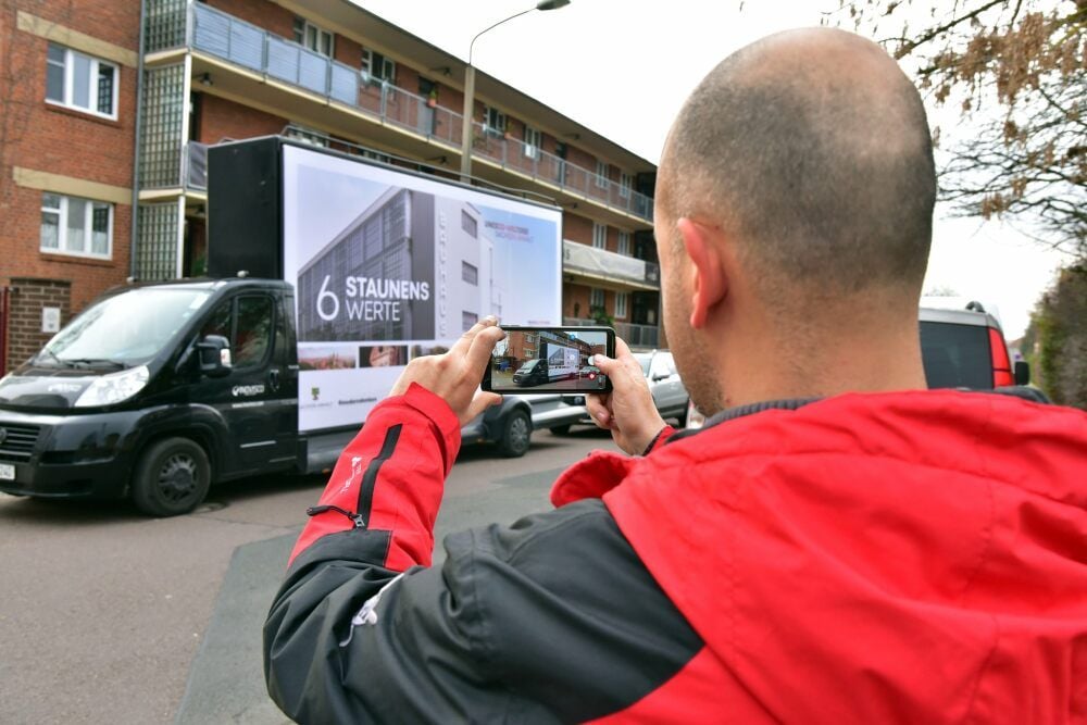 Der Truck vor dem Laubenganghaus war ein Foto wert.