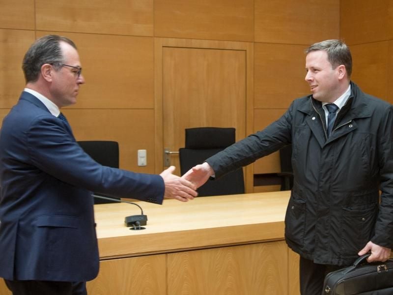 Der Unternehmer Clemens Tönnies (l) begrüßt seinen Neffen Robert Tönnies (r) im Landgericht in Bielefeld mit einem Handschlag. Foto: Friso Gentsch