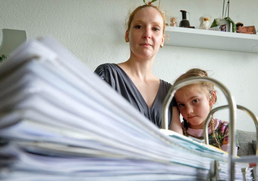 Der Fall füllt mittlerweile einen dicken Aktenordner. Doch für ihre Tochter Lisa Pauline gibt Susann Möschter nicht auf.