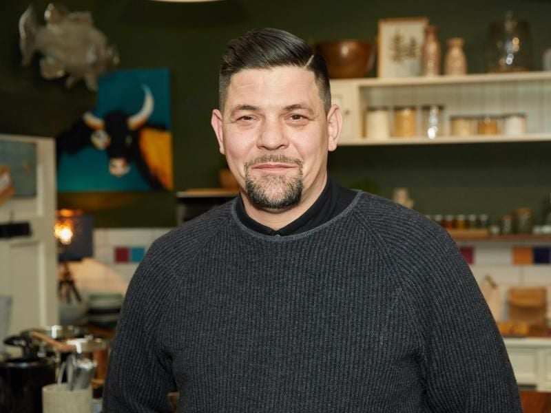 Tim Mälzer wirft den Herd wieder an. Foto: Georg Wendt/dpa