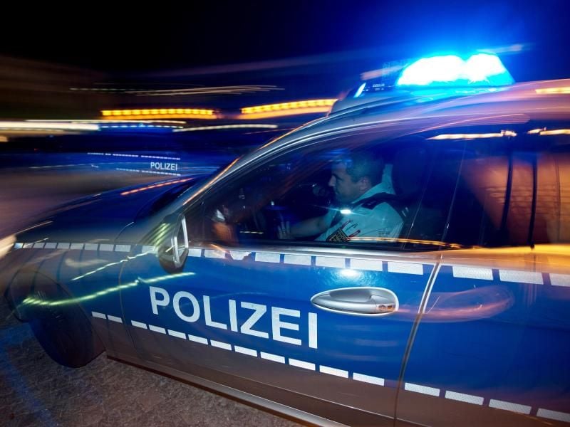 Eine Polizeistreife fährt zu einem Einsatz. Foto: Patrick Seeger/dpa