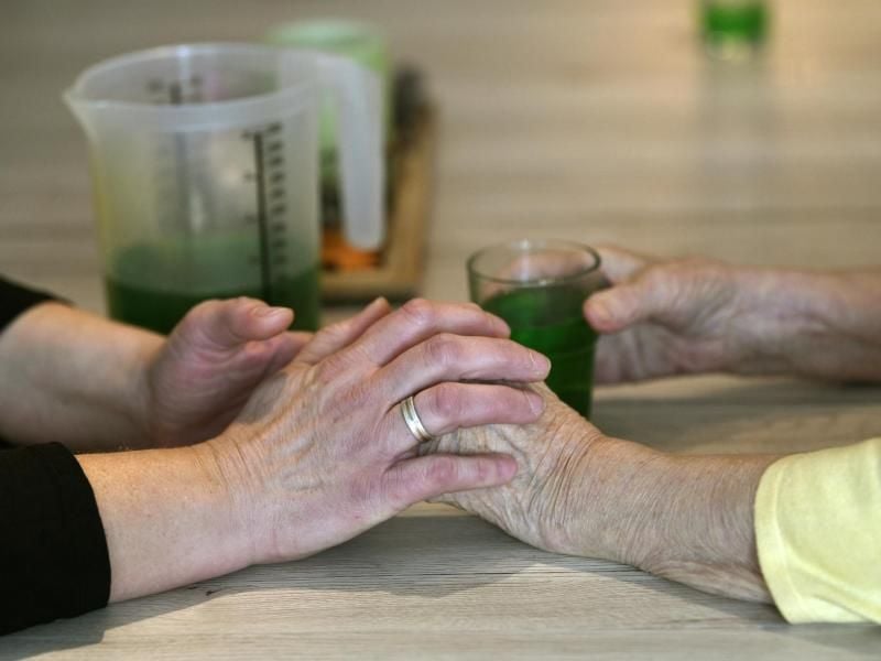 Werden die eigenen Eltern im Alter, sollte man sie nicht darauf ansprechen. Besser ist es, ihnen unauffällig zu helfen. Foto: Ina Fassbender