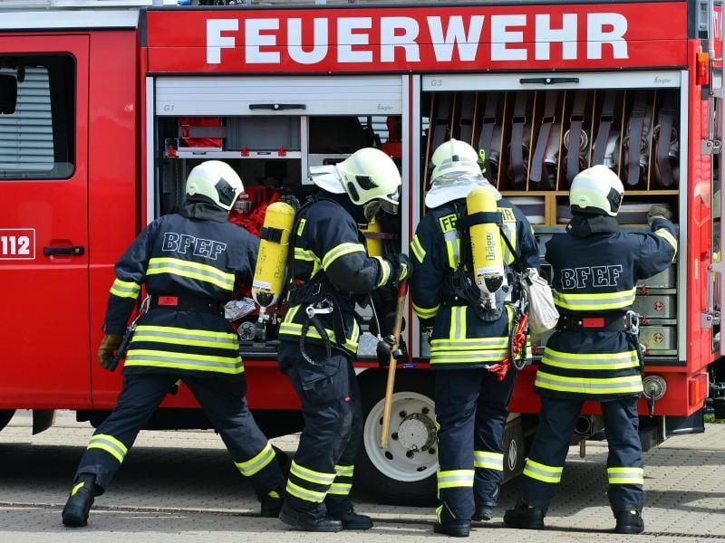 Feuerwehrleute während des Trainings. Foto: Martin Schutt/Archiv
