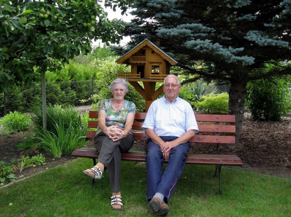 Ilse und Dieter Losse im Garten vor dem selbstgebauten Futterhaus.