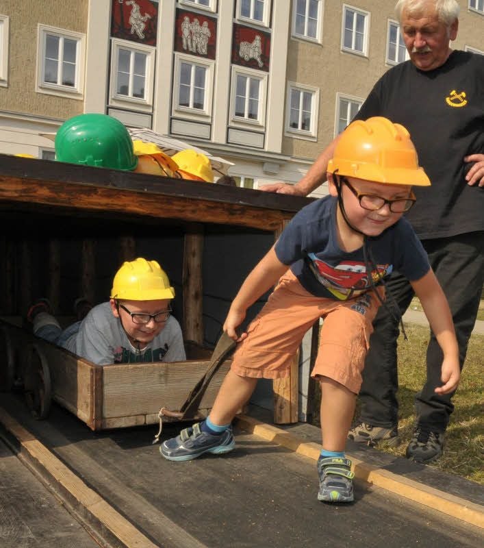 Malte (4) betätigt sich hier als Treckejunge. Er zieht seinen Bruder Tim (9).