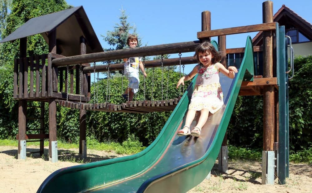 Ein Klettergrüst mit Rutsche, das war’s dann schon: der Spielplatz in Großgöhren.