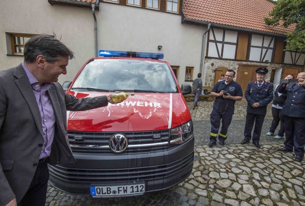 Thales Bürgermeister Thomas Balcerowski tauft das neue Fahrzeug der Wedderslebener Feuerwehr.