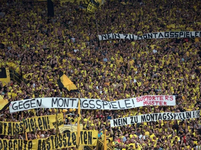 Fans von Borussia Dortmund protestieren gegen Montagsspiele in der Fußball-Bundesliga. Foto: Maja Hitij