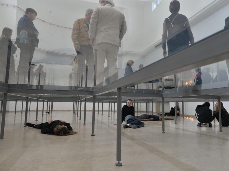 Eine Installation der Künstlerin Anne Imhof im Deutschen Pavillon in Venedig. Foto: Andrea Merola