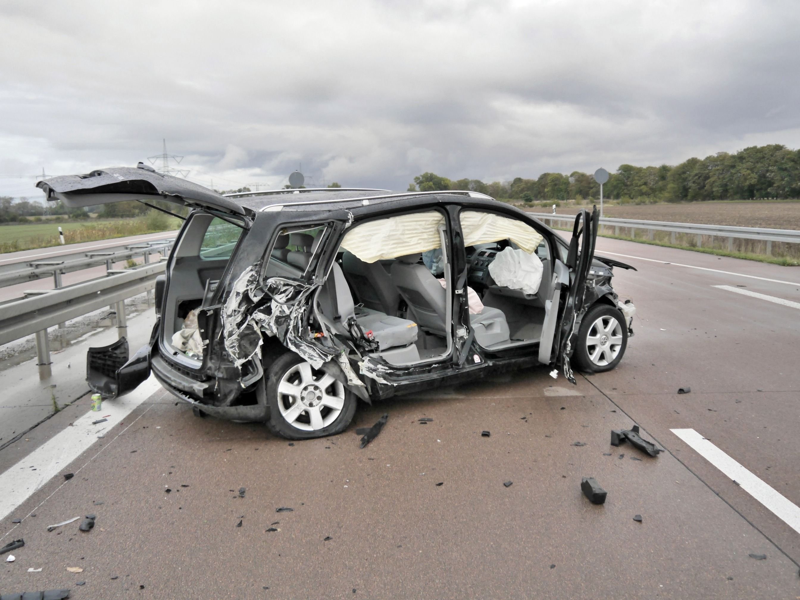 Das verunglückte Auto ist vom Zusammenstoß sichtbar gezeichnet.