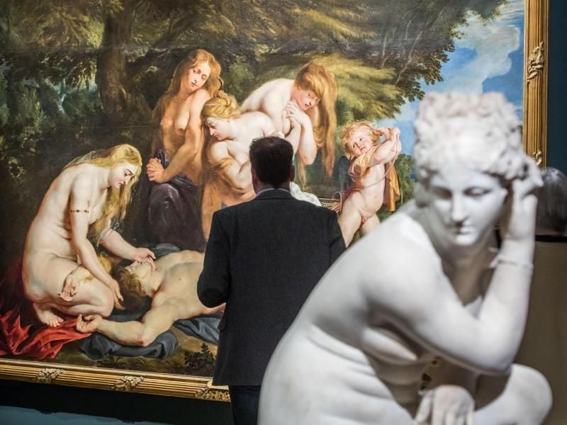Ein Besucher einer Ausstellung steht hinter einer antiken römischen Statue und vor einem Gemälde. Foto: Frank Rumpenhorst/Archiv