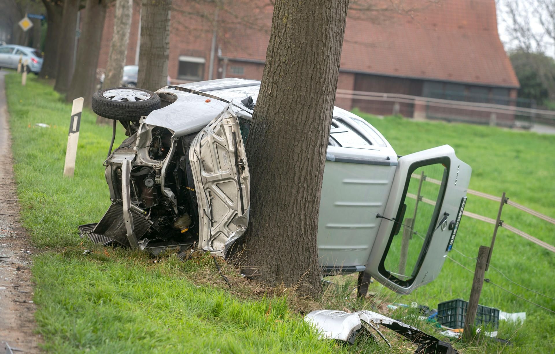 Ein verunglücktes Auto liegt nach einen schweren Verkehrsunfall in Geldern (Nordrhein-Westfalen) an einem Baum.