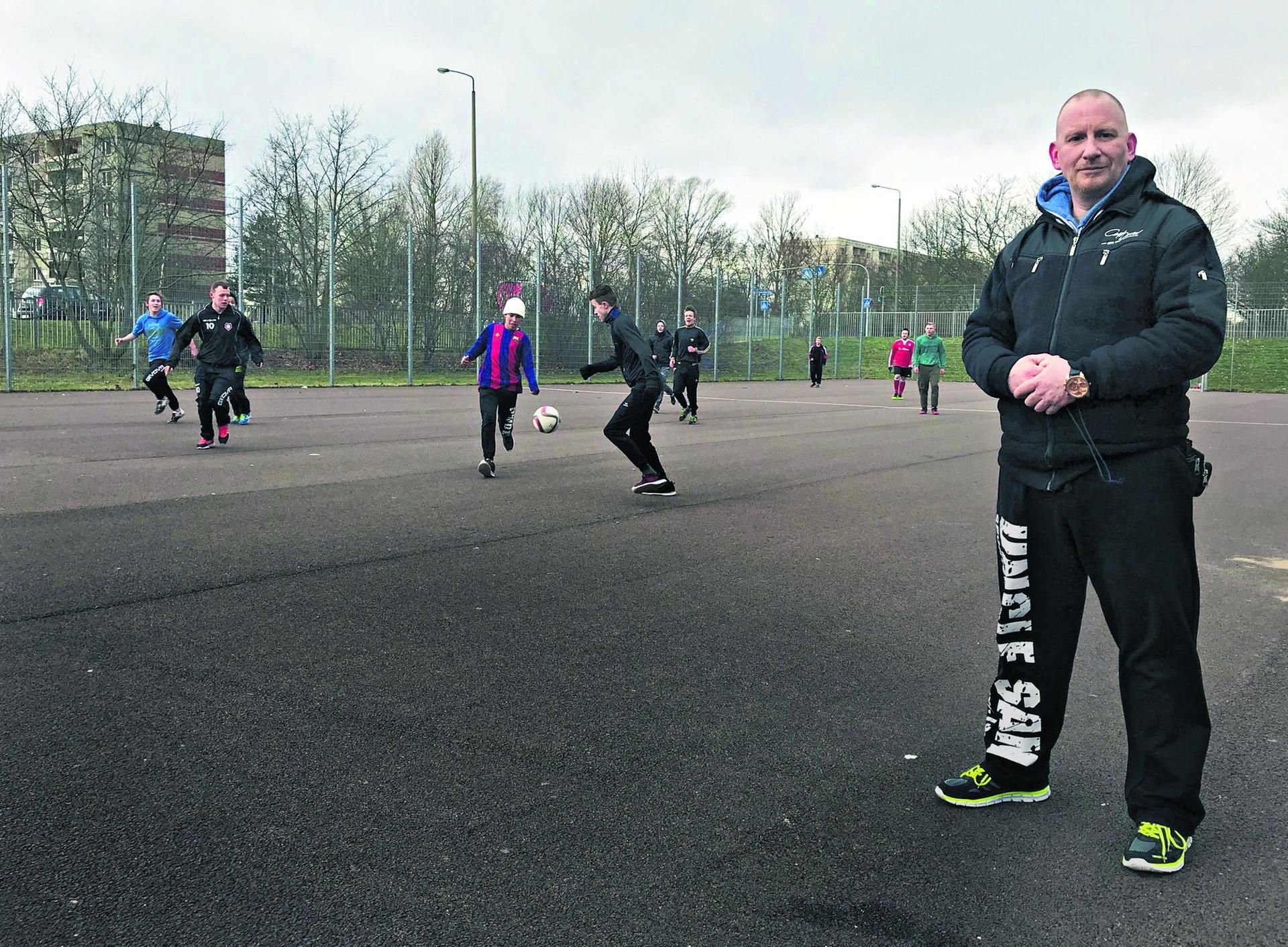 Kai Borchardt mit seinen jungen Fußballern auf der Silberhöhe.