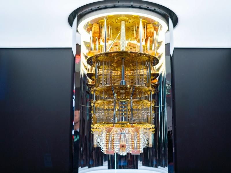 Ein IBM-Quantencomputer der Serie „Q System One”. Die Fraunhofer Gesellschaft und der Computerkonzern IBM haben eine Vereinbarung unterschrieben, um die Forschung zu Quantencomputern in Deutschland voranzutreiben. Foto: IBM/dpa