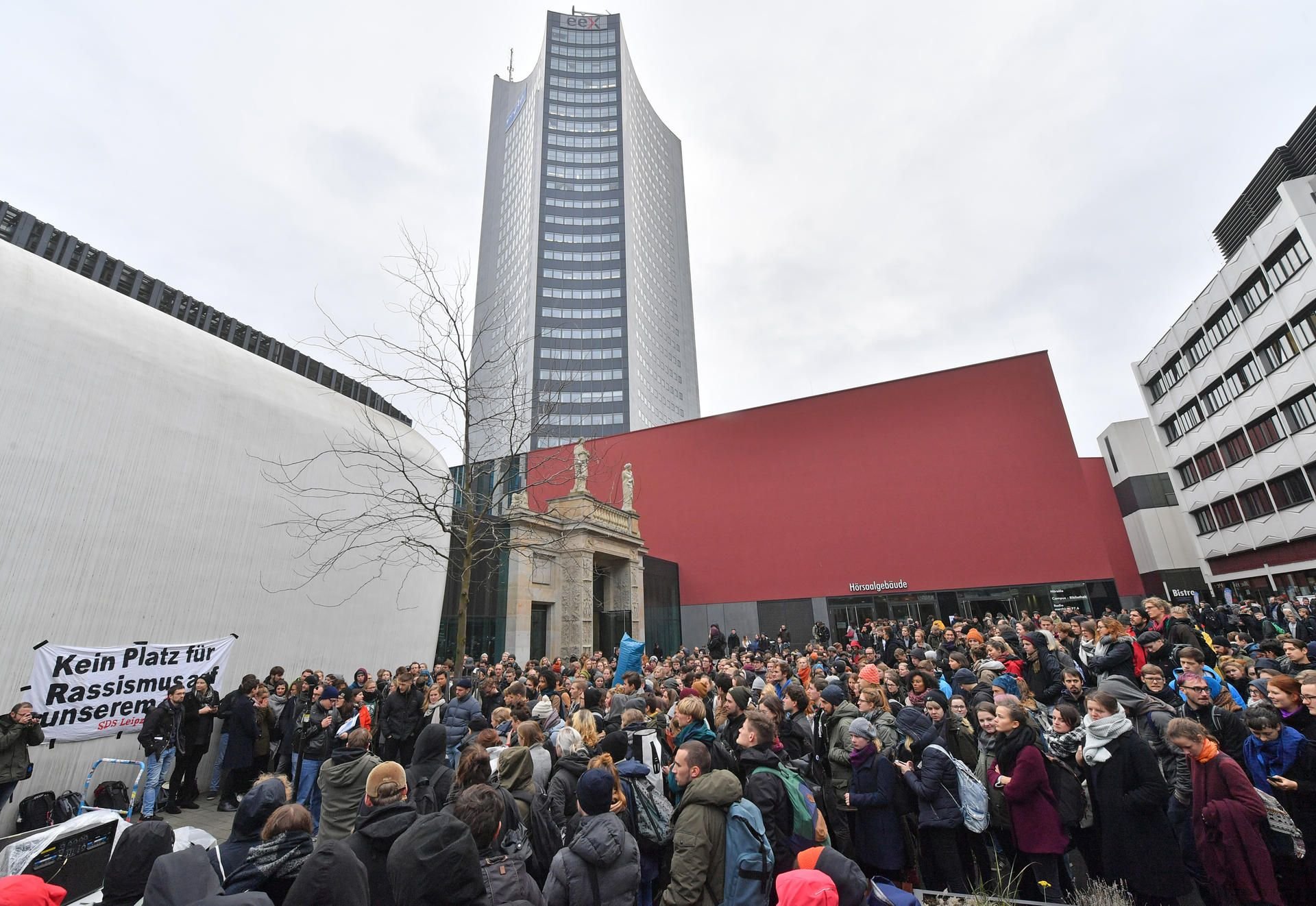 Studierende protestieren auf dem Campus der Universität in Leipzig gegen Rassismus, Sexismus, Islamophobie und Homophobie. Anlass dafür sind umstrittene Tweets des Leipziger Jura-Professors Thomas Rauscher.
