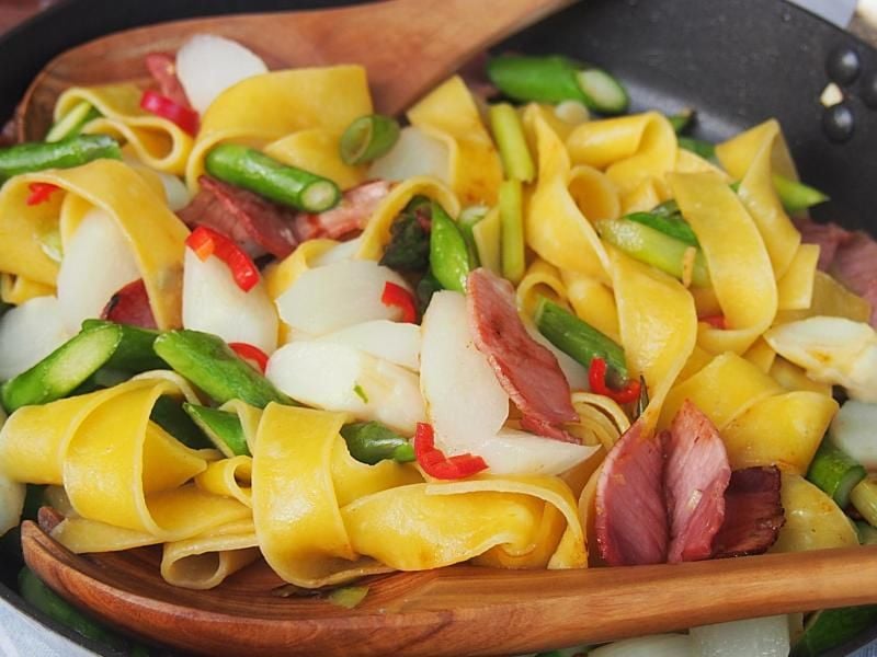 Wer die Spargel-Saison voll ausnutzen will, kann das Gemüse mit unterschiedlichen Zutaten kombinieren - hier beispielsweise mit Pasta und Bacon. Foto: Doreen Hassek/dpa-tmn