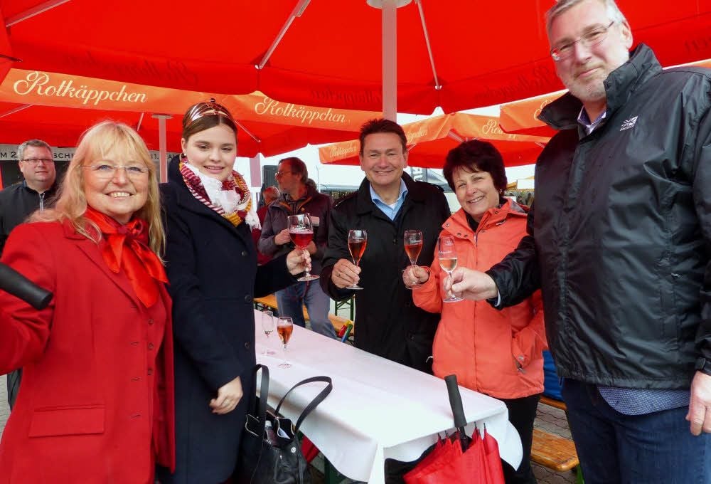 Freude über viele Besucher: Geschäftsführer Mike Eberle (v.r.), Kerstin und Udo Mänicke, Weinkönigin Gina Maria Gräfe und Marketing-Chefin Ilona Kaiser.