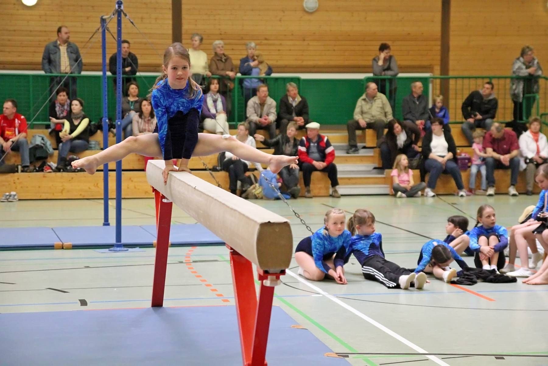 Hier turnt Jule Mara Nathow in einem früheren Wettkampf für den Mansfelder Turnverein.