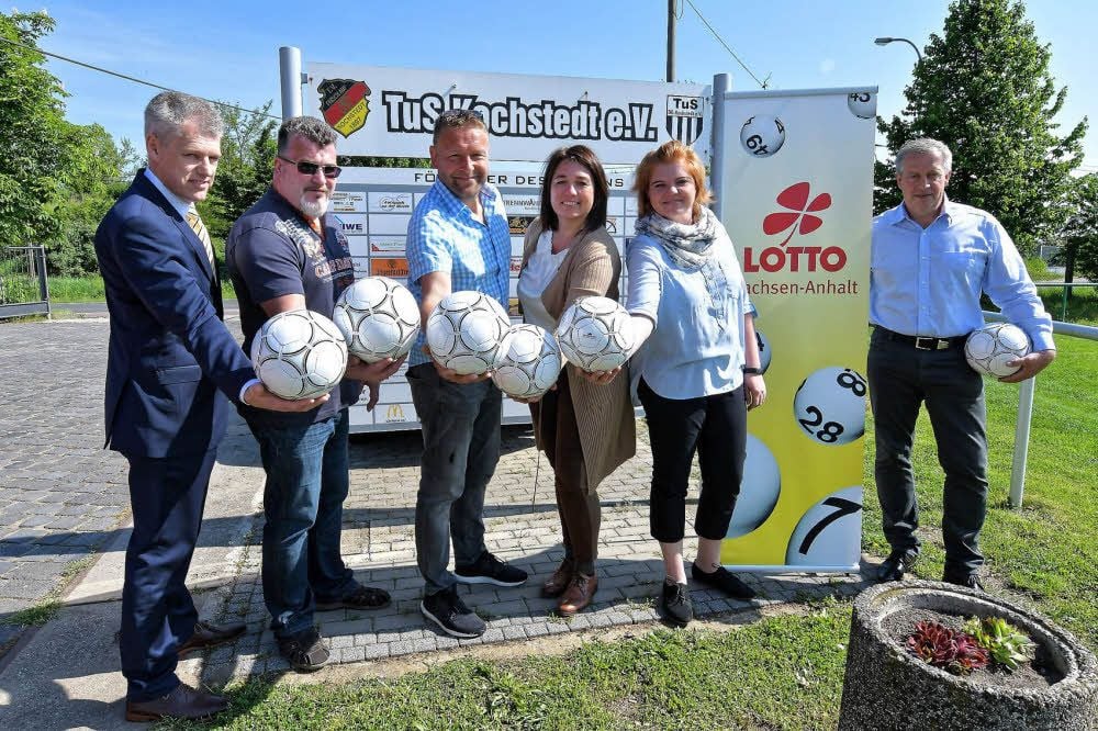 TuS-Vereinsvorstand nimmt Lotto-Chefin Maren Sieb in die Mitte.