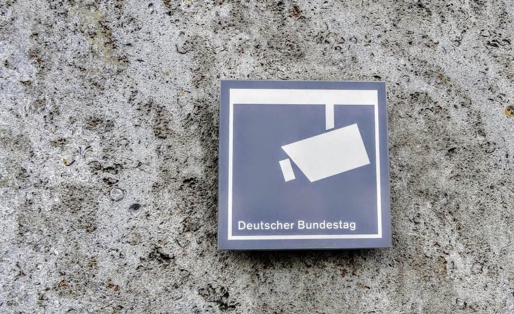 Der Deutsche Bundestag in Berlin überwacht sein Umfeld flächendeckend - nach der neuen EU-Datenschutzverordnung aber reicht ein Piktogramm zur Information Betroffener künftig nicht mehr, denn die haben mehr Rechte.