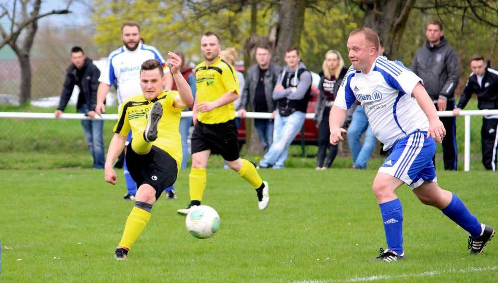 Allstedt (gelb) behauptete sich gegen den VfB Oberröblingen 3:1.