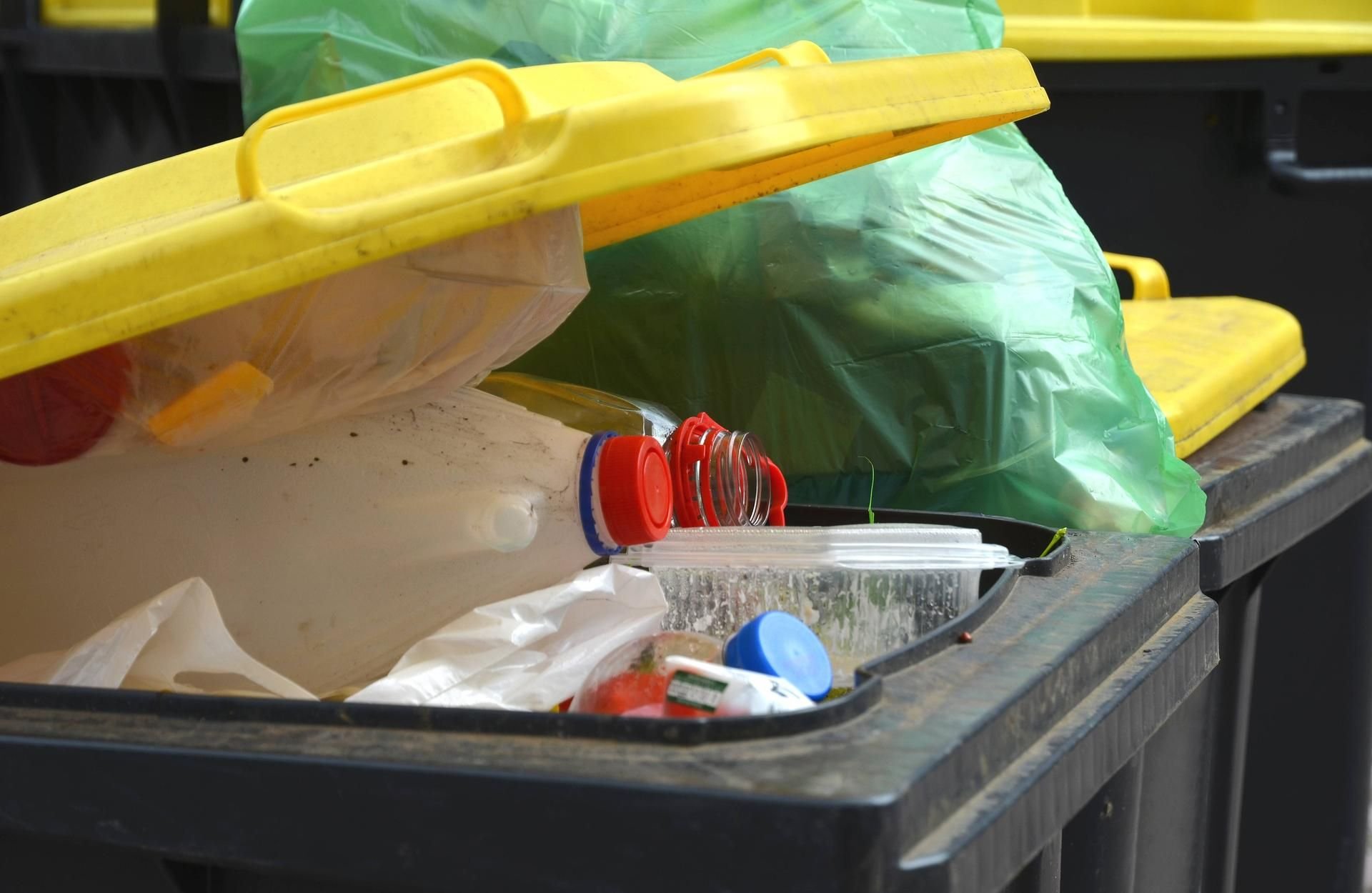 Plastikmüll in einer Gelben Tonne (Symbolbild)