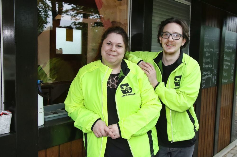 Sangerhausen: Franziska und Bastian Schagen-Hebenstreit betreuen als Azubi-Projekt den Rosen-Imbiss im Rosarium.