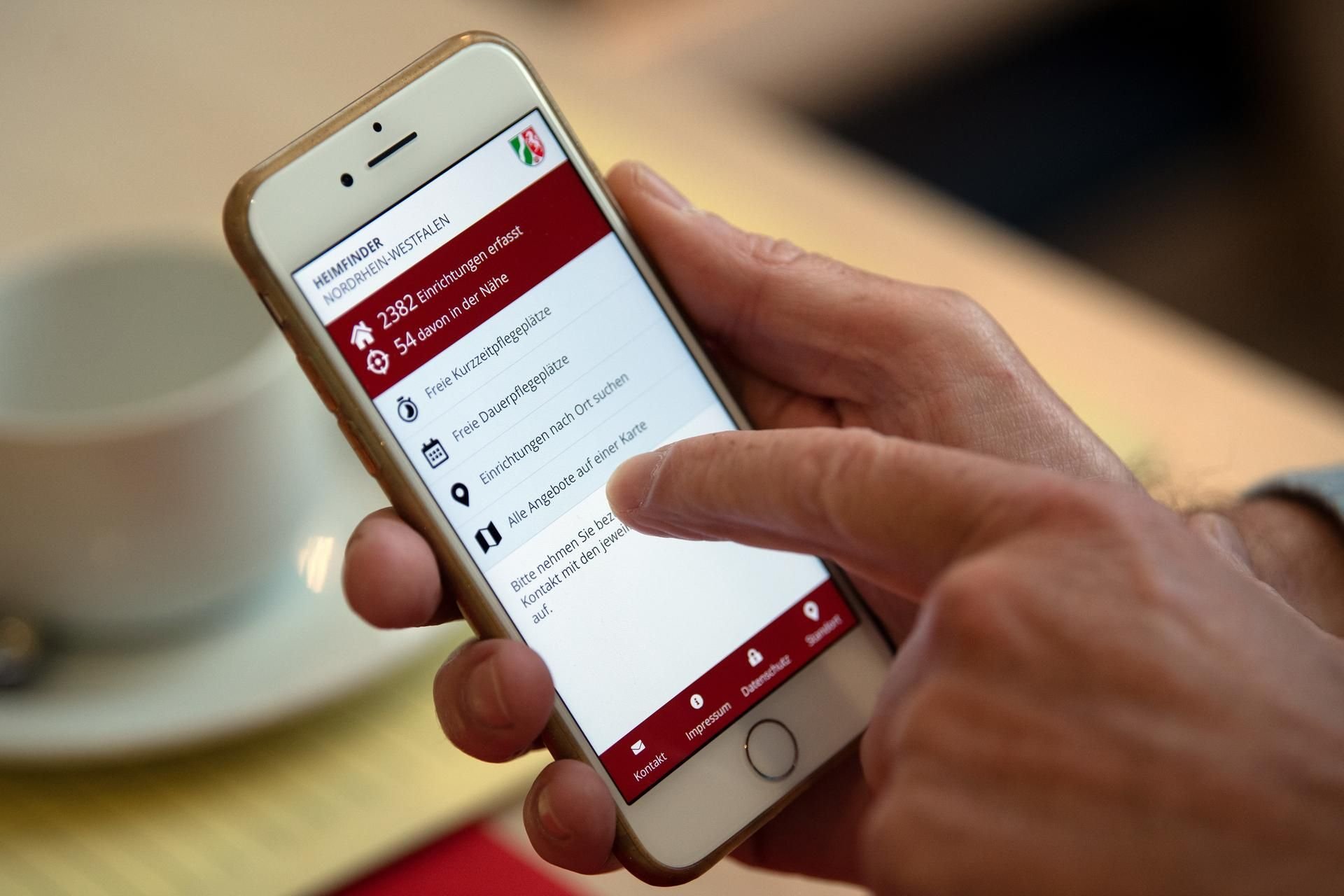 Die App „Heimfinder“ soll dabei helfen, freie Pflegeplätze zu finden.