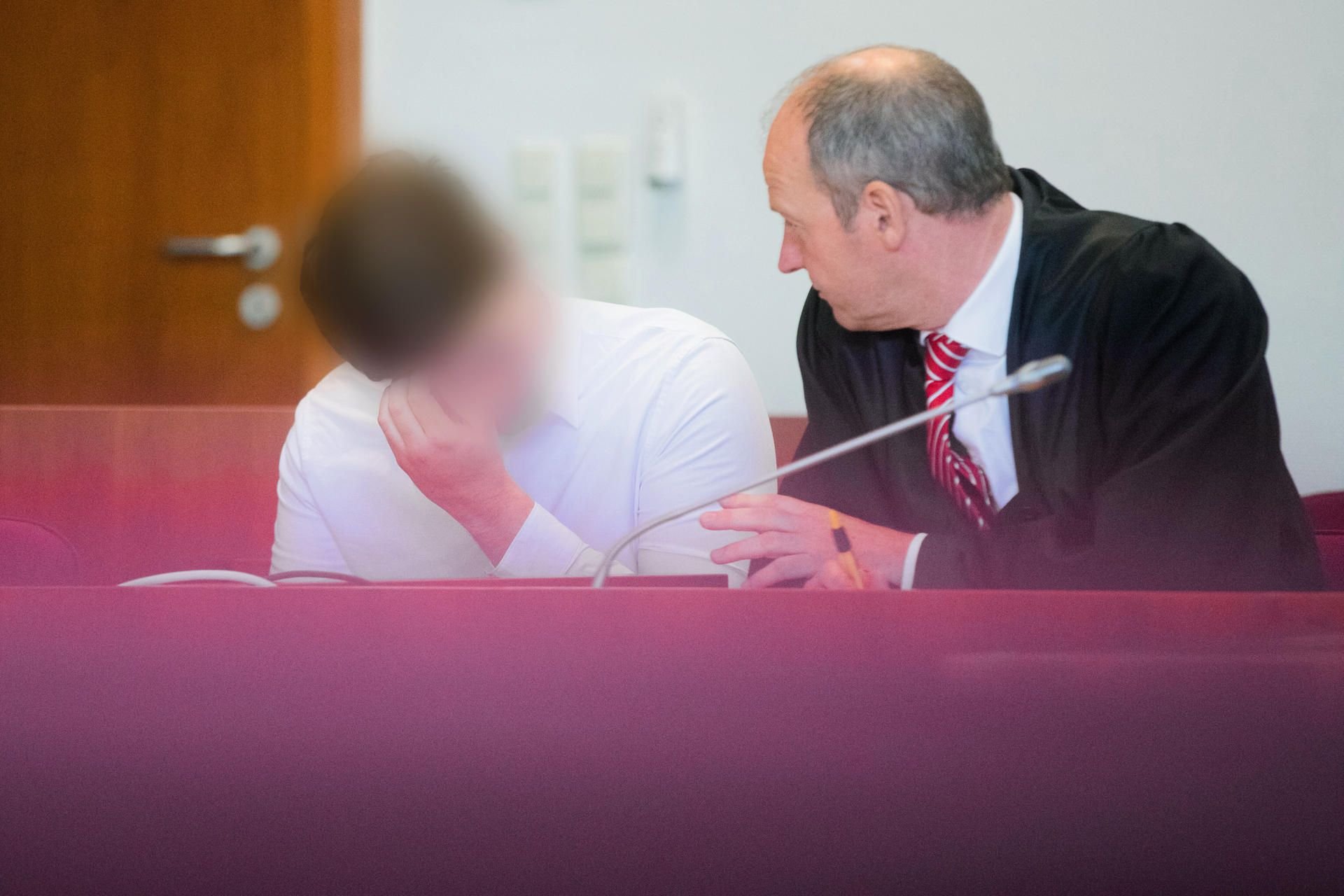 Der Angeklagte sitzt im Bonner Landgericht neben seinem Anwalt.