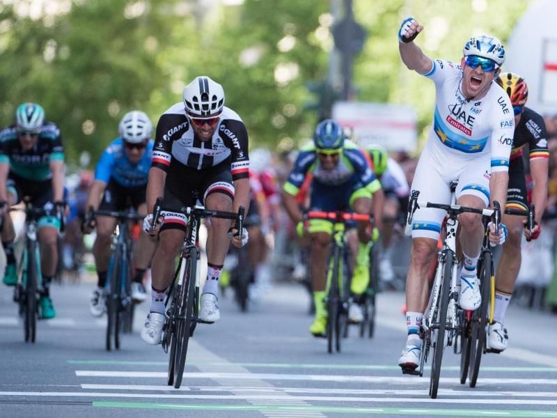 Der Norweger Alexander Kristoff (r) jubelt im Ziel des Radklassikers Eschborn-Frankfurt nach seinem Sieg. Foto: Arne Dedert