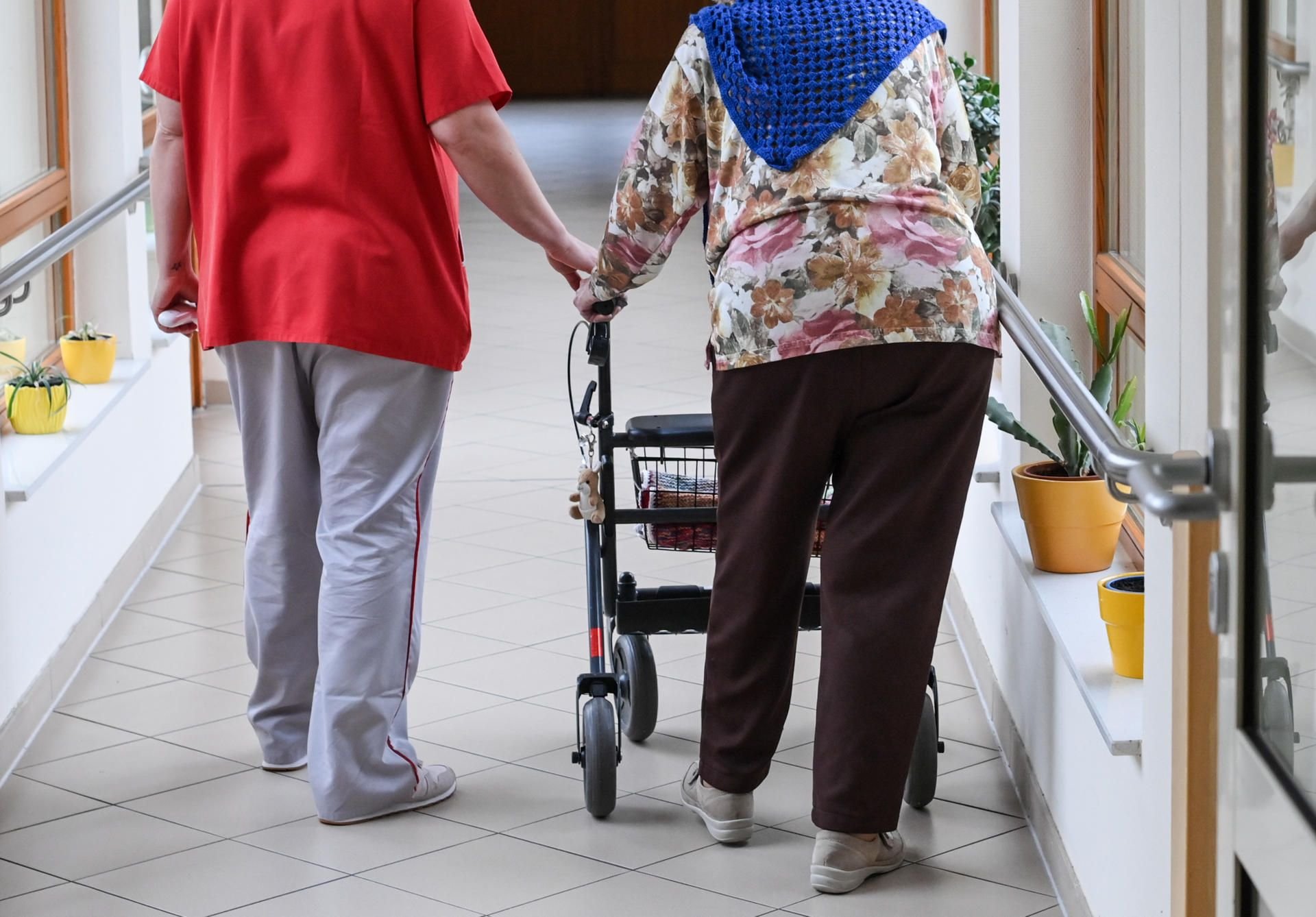 In Sachsen-Anhalt gibt es einen ersten Pflegedienst, in dem es wegen der mangelnden Impfbereitschaft des Personals zu einem Konflikt kommt.