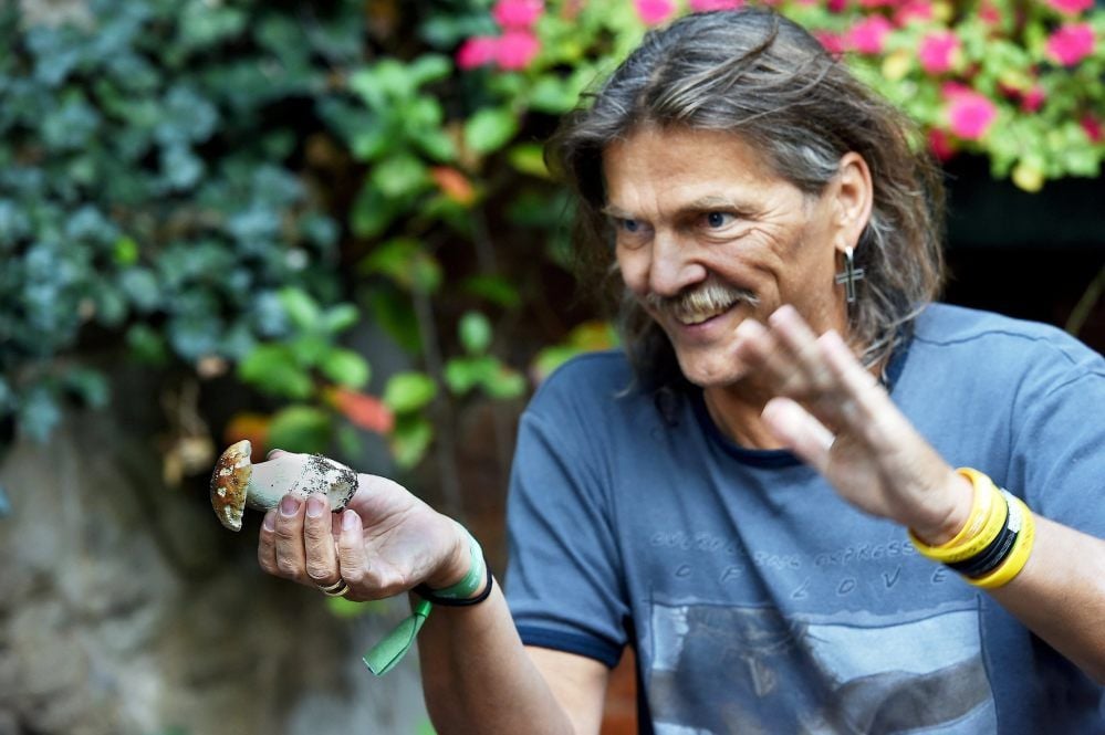 Jörg Recknagel gerät ins Schwärmen, wenn er über Pilze erzählt. Hier zeigt er einen Steinpilz.
