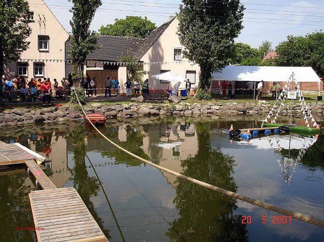So sah der Teich bei einer Feier 2007 noch aus.