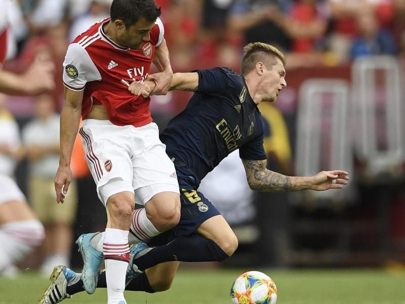 Real-Spieler Toni Kroos (r) wird von Arsenals Sokratis gefoult. Foto: Nick Wass/AP