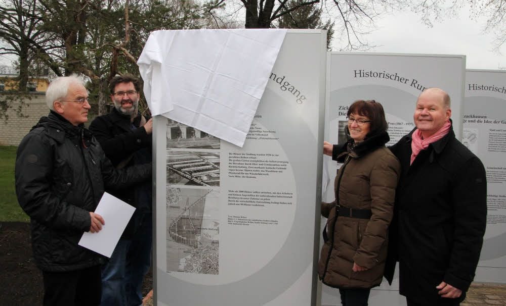 Joachim Grossert (v.l.), Marcel Heins, Sabine Thalmann und Paul Koller haben die neuen Stelen in Zickzackhausen enthüllt.