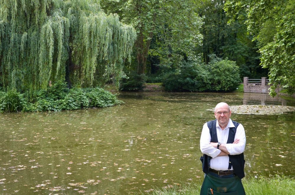 Bernhard Reichel beklagt, dass es durch die Waschbären kaum noch Enten auf dem Teich hinter der Parkklause gebe.