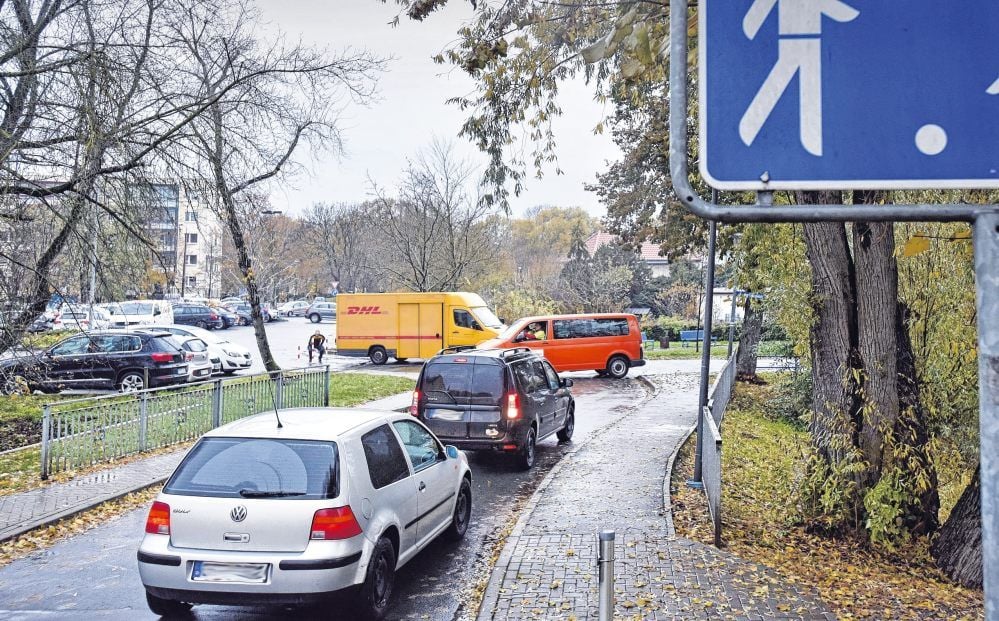 Aus Richtung Teichwall versperren seit Montag Poller die Zufahrt zum Parkplatz neben „Kik“.