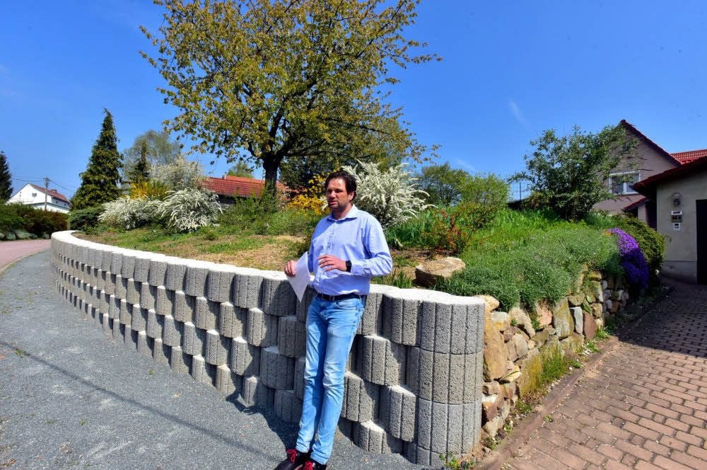Für die Bepflanzung eines Streifens oben an der Mauer hat Daniel Frommann einen Bußgeldbescheid erhalten.