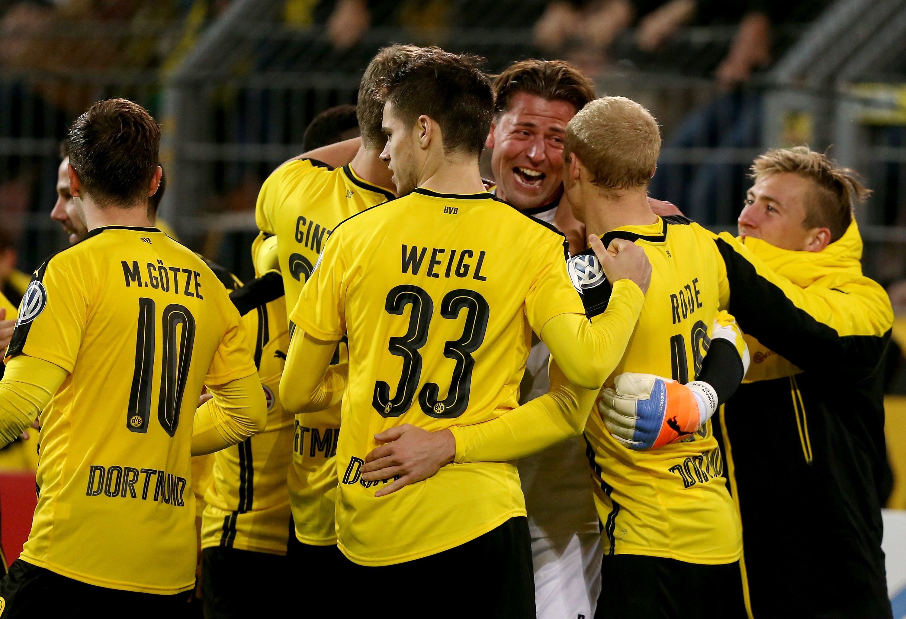 Die BVB-Profis bejubeln ihren Helden im Elfmeterschießen: Roman Weidenfeller.