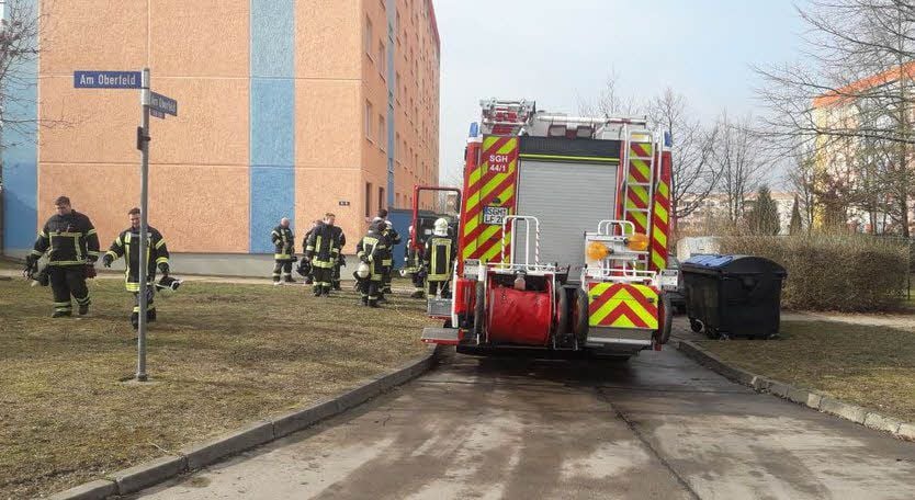 Feuerwehrleute am Einsatzort Am Oberfeld in Sangerhausen